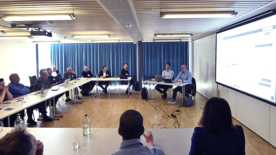 Un grand groupe de travail lors d'une présentation