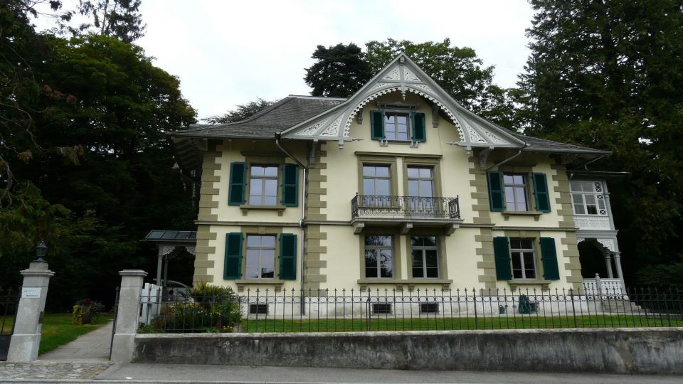 Einzelnes, gelbes Gebäude in Steffisburg