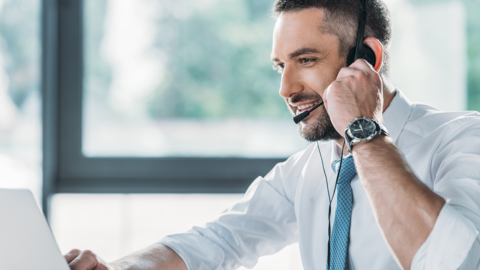 Homme au téléphone dans un bureau