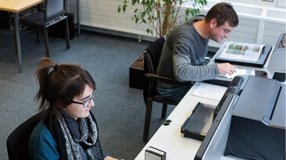 Zwei Personen in einem gemeinsamen Büro