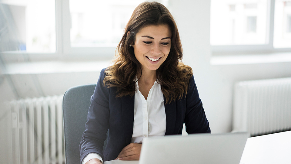 Une femme travaille avec un ordinateur portable